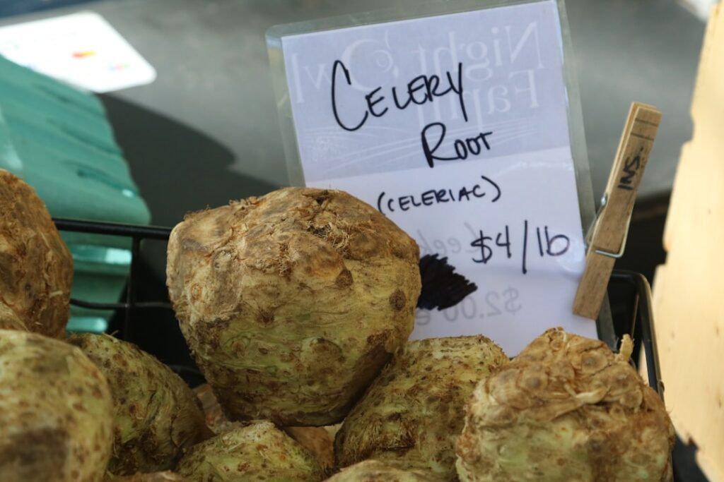 Knolselderijsoep brengt warmte op tafel bij eten-en-drinken